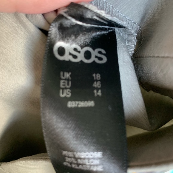 ASOS PLUS SIZE tailored stretch shorts - Picture 3 of 3